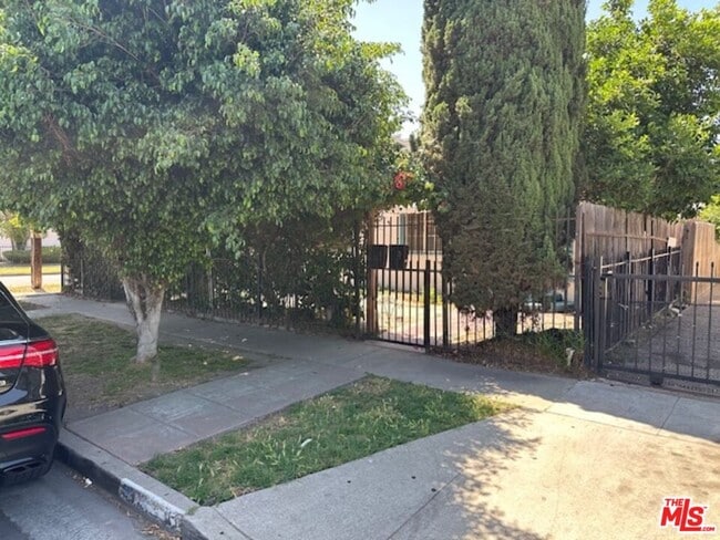 Photo - 652 E 74th St Apartment
