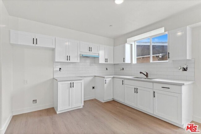 Photo - 835 E 33rd St