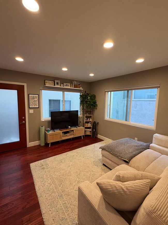 Living 2 - 209 38th Pl