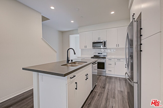 Photo - 681 S District Way