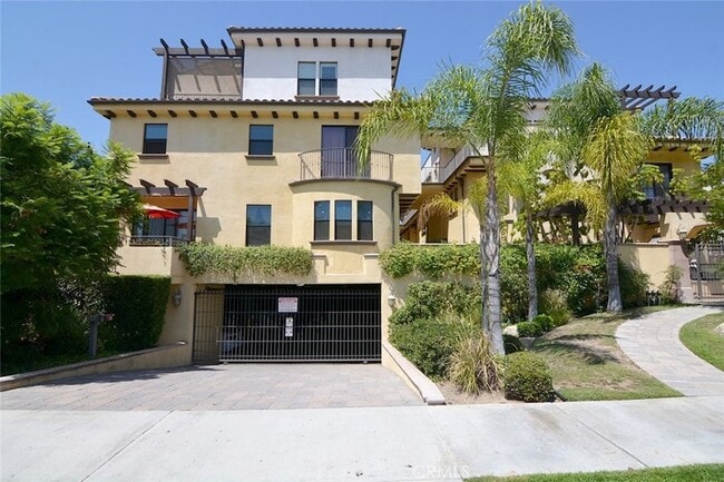 Photo - 347 W Milford St Townhome