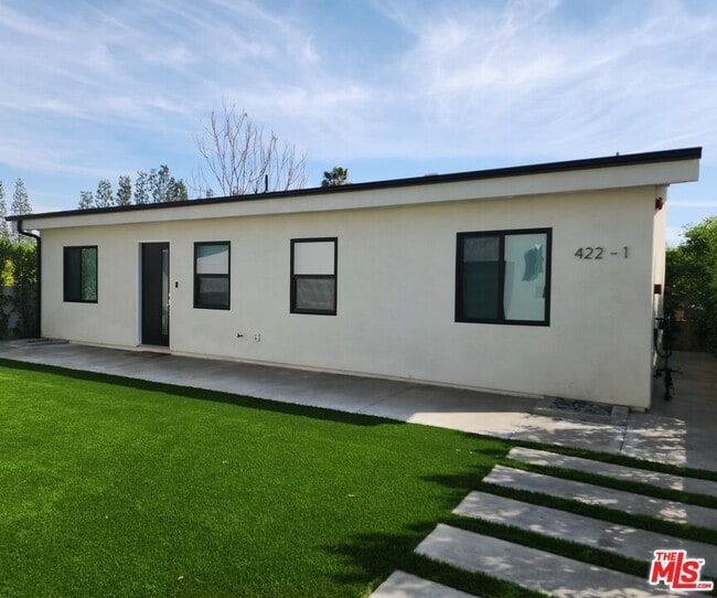 Building Photo - 422-422-1 Almond Ave