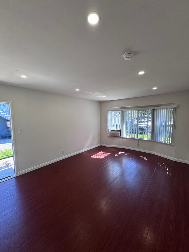 Photo - 421 E Acacia Ave