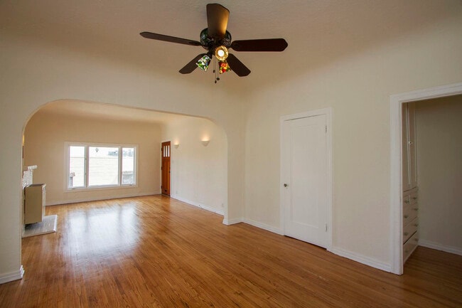 Photo - 833 E Edgeware Rd Apartments Unit 833