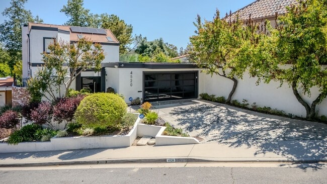 Building Photo - Luxury waterfront living in Calabasas