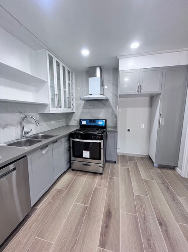 AVENUE B (925-927) - AVENUE B (925-927) Apartment Unit #925