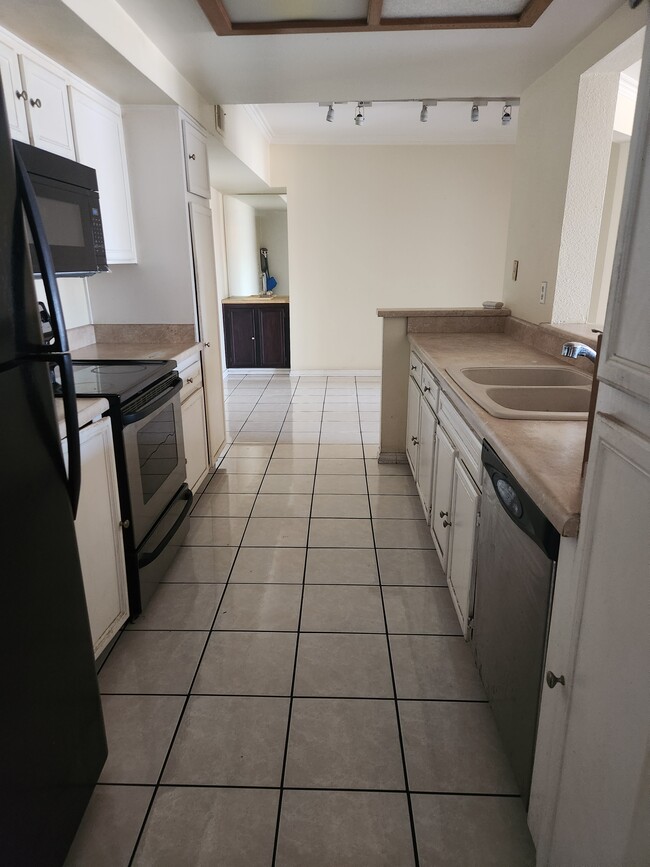 Photo - 1020 E Washington Ave Unit 105