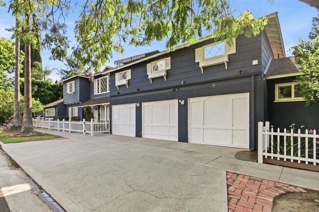 Building Photo - 12334 Moorpark St Unit 4359