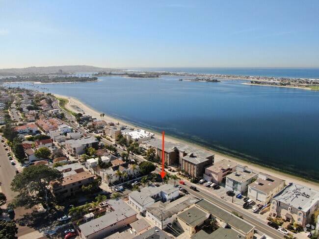 Building Photo - Spacious 1 Bedroom with Parking | Just One... Unit 3817 1/2 Rental