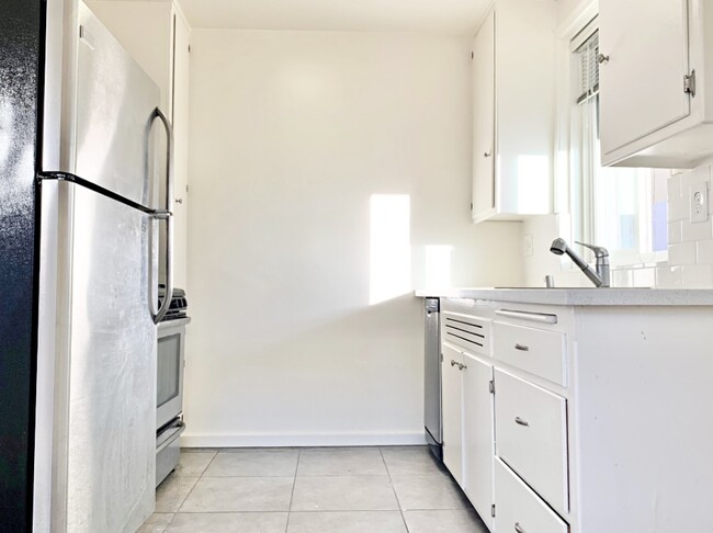Building Photo - 1851 Winona Blvd Unit 208 Rental