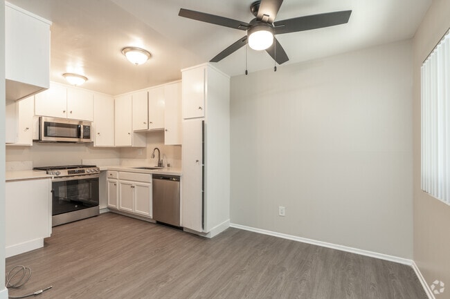 2BR, 2BA - 980SF - Kitchen - Richelieu Apartments
