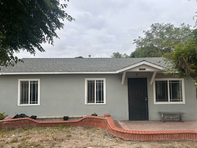 Building Photo - 3 BEDROOM HOUSE IN NORTH FONTANA