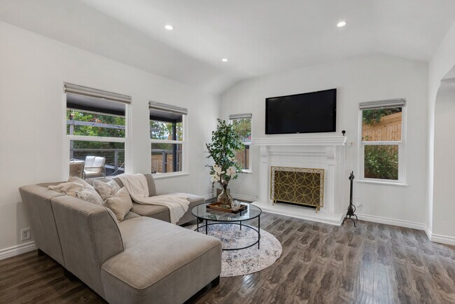 Photo - 19419 Oxnard St