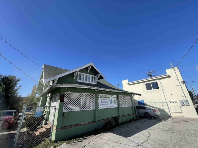 Building Photo - UNIQUE SHERMAN OAKS PROPERTY WITH ALL UTILITIES INCLUDED!