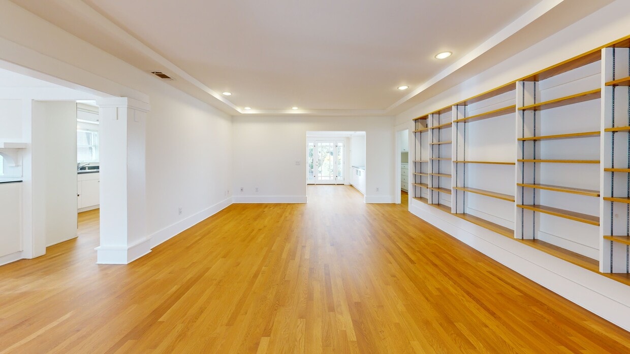 3D Tour - 2810 E. 2nd St.