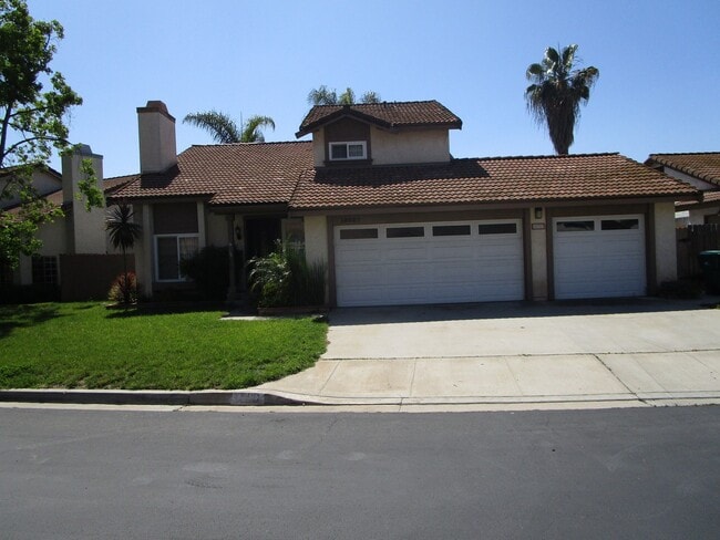 Building Photo - Spacious 3 Bedroom Lakeside Home