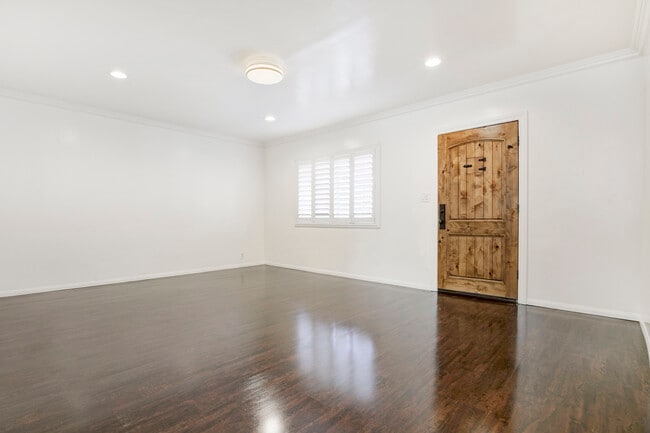 Photo - 12156 Vanowen St