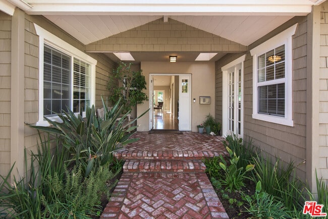 Photo - 843 Enchanted Way