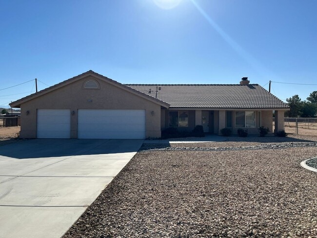 3 bedroom, 2 bathroom in Apple Valley! - 3 bedroom, 2 bathroom in Apple Valley! House
