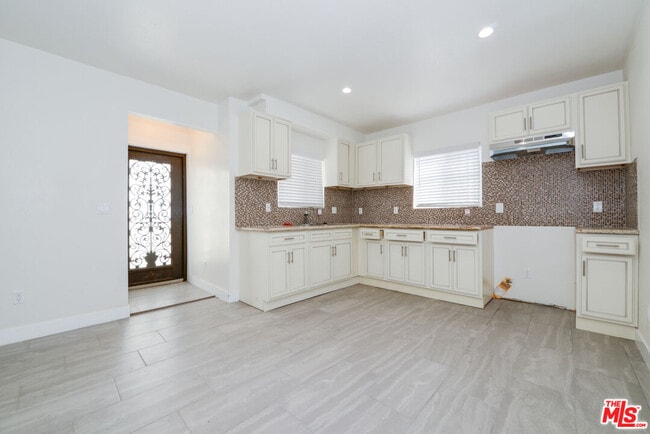 Photo - 520 W 82nd St