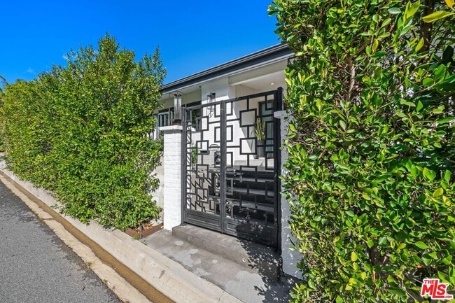 Photo - 2120 San Ysidro Dr