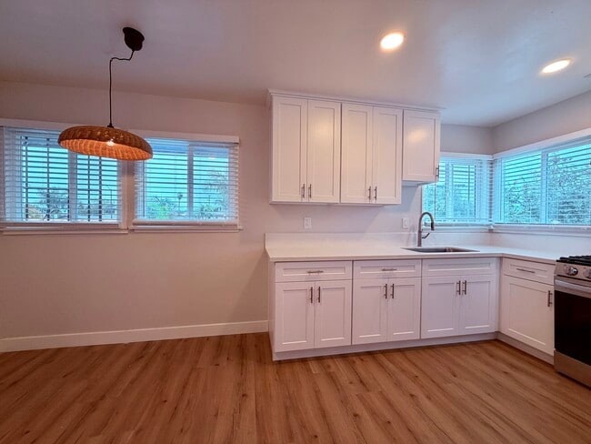 Photo - 195 E Hullett St