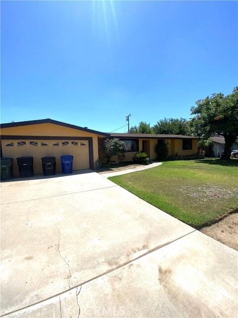 Building Photo - 700 E Orangewood Dr