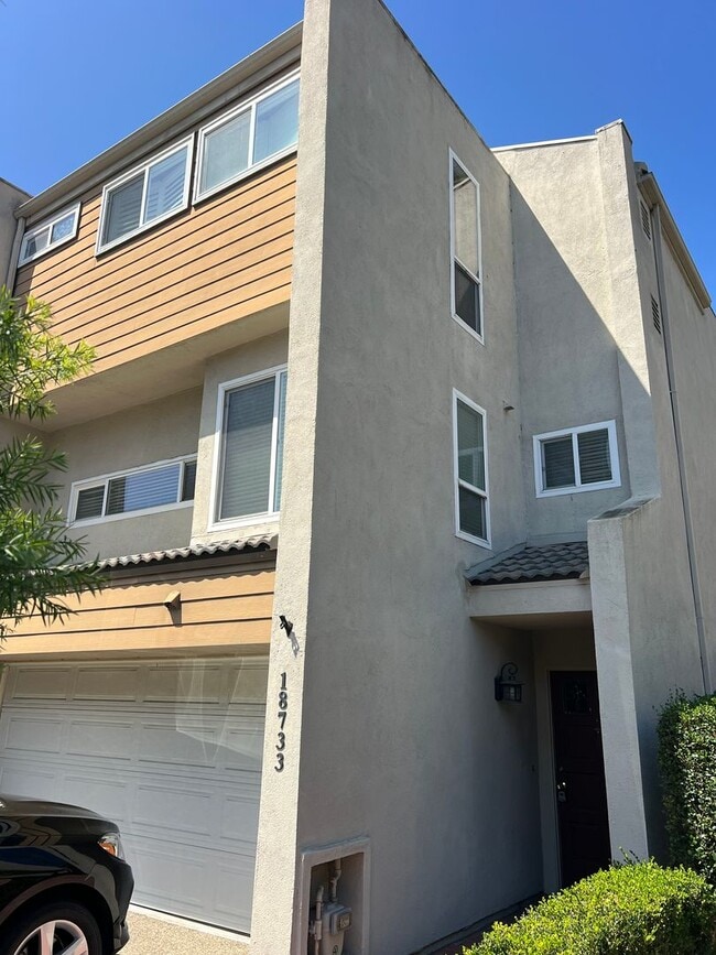 Tri-Level 2bed 2.5 bath Huntington Beach ... - Tri-Level 2bed 2.5 bath Huntington Beach ... House