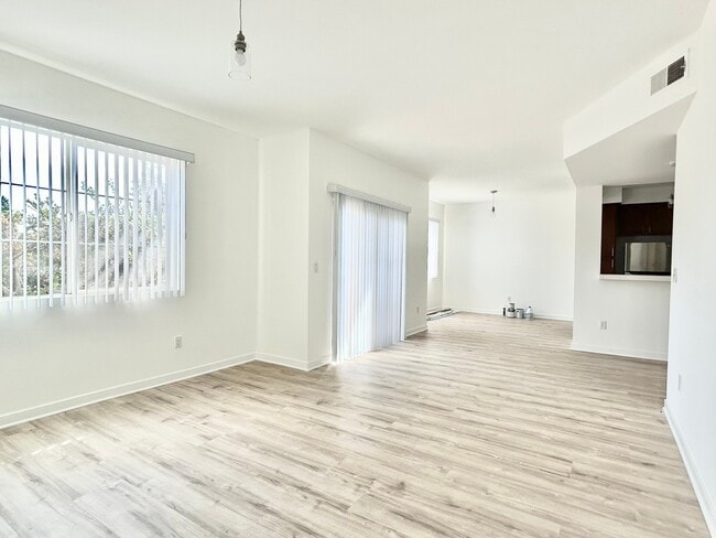Building Photo - 9731 Vesper Ave Unit 3