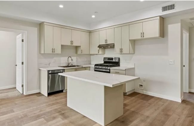 Photo - 423 Oak St Unit #301