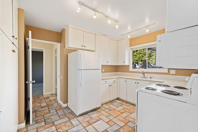 Photo - 77530 California Dr