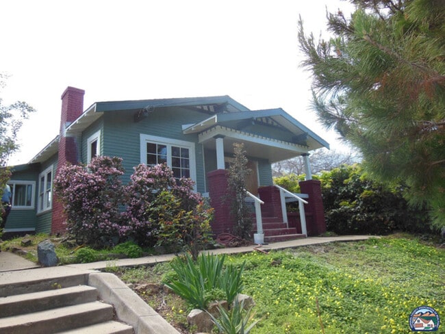 Building Photo - 1075 Hayes Ave