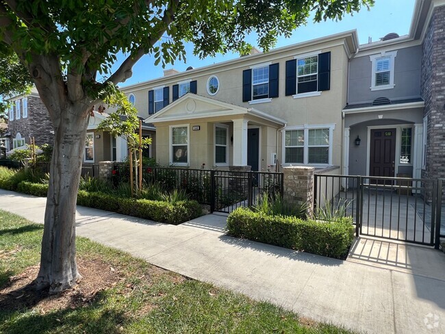 Building Photo - Beautiful 3 Bedroom 2.5 Bathroom Townhome ...
