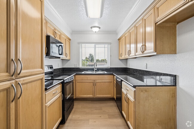 2BR, 2BA - 950SF - Kitchen - Highland Pinetree Apartments