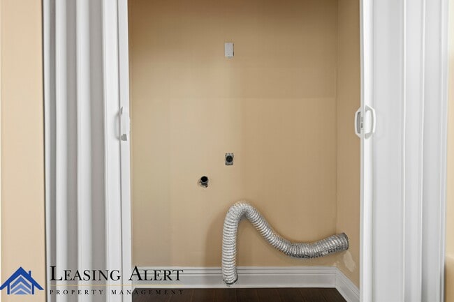 Photo - 5011 Hayvenhurst Ave