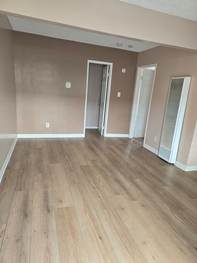 Building Photo - 5723 Hazeltine Ave Unit #2