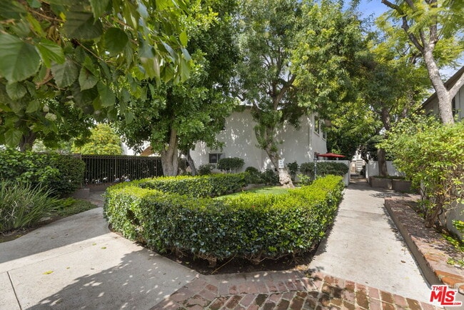 Building Photo - 18555 Collins St Unit C11