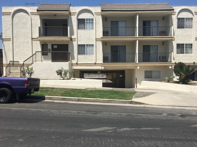 Front - 1357 Armadale Ave Unit 9