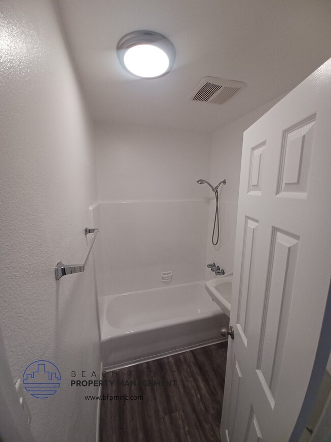 Photo - 1145 E 1st St