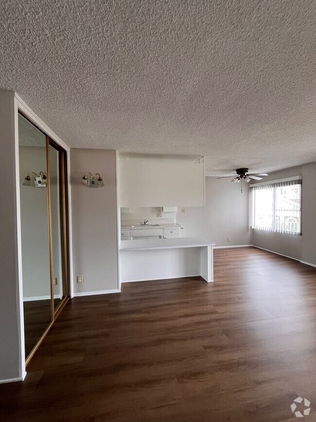 Building Photo - 1 Bedroom/1Bath Located in Downtown Long B... Rental