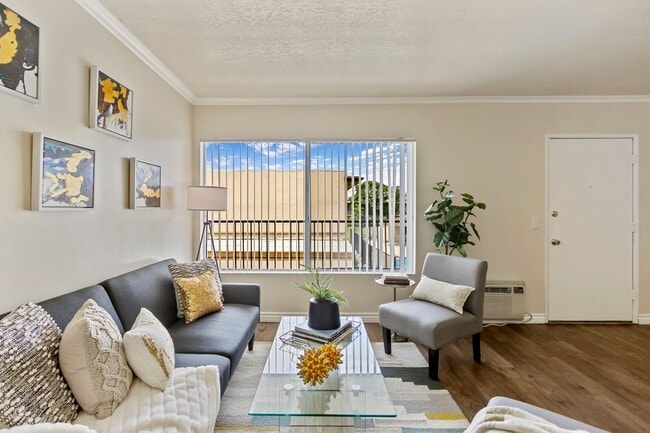 Photo - Holiday West Apartments