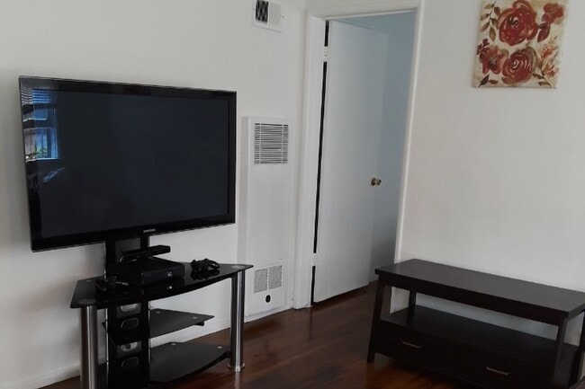 Building Photo - 11053 Venice Blvd Unit N/A