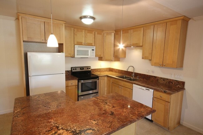 Huge 2 Bedroom Condo - Huge 2 Bedroom Condo Unit 26