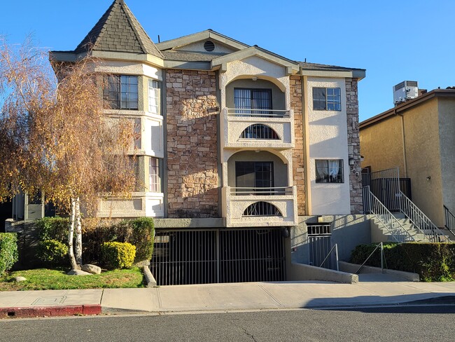 Building Photo - 302 E Elmwood Ave Unit J