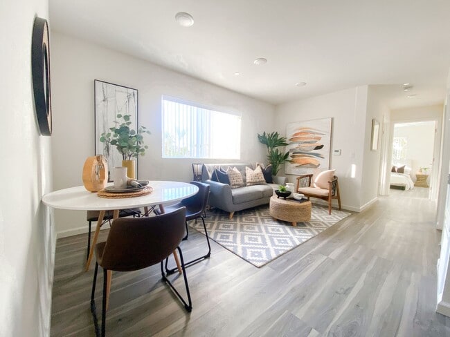 Photo - 1704 Hornblend St