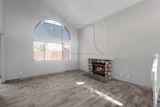 Photo - 464 E Jarvis St