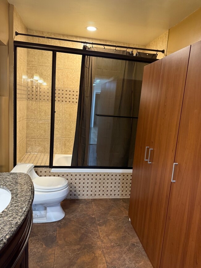 Master bathroom - 1125 Stanley Ave