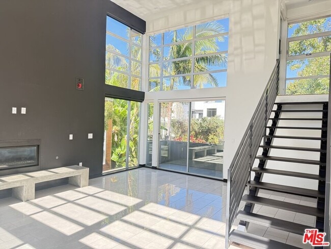 Building Photo - 807 Huntley Dr