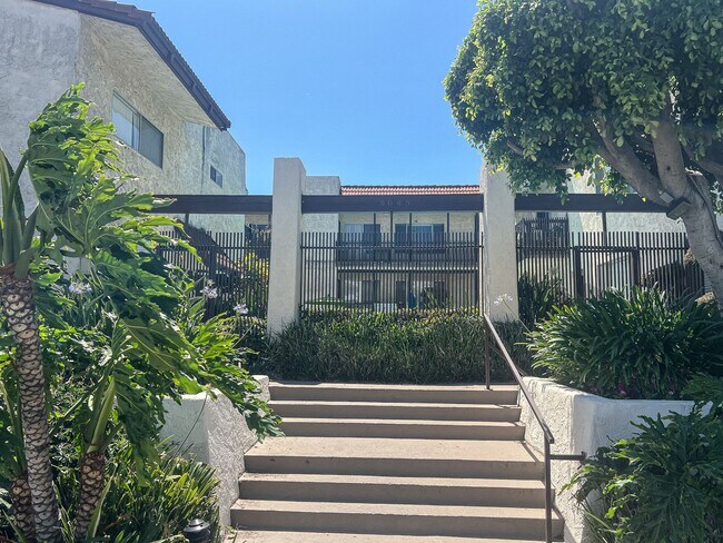 Photo - 5045 Woodman Ave