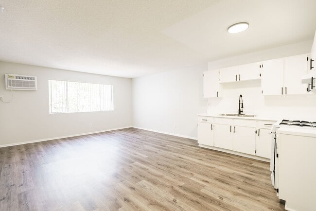 Photo - 226 S Serrano Ave
